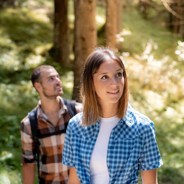Giovane donna sorridente durante un'esperienza di forest bathing nelle Dolomiti, immersa nella natura | © Archivio ApT Val di Fassa - Mattia Rizzi